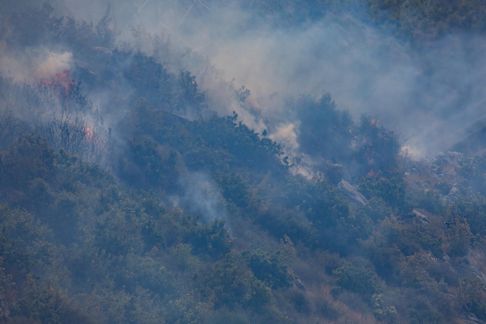25.07.2023., Soline, Zupa dubrovacka - Pozar povise Zupe dubrovacke jos je aktivan, a vatrogasci utz pomoc kanadera nastoje ga ugasiti Photo: Grgo Jelavic/PIXSELL