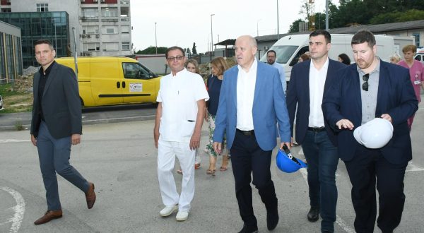 25.07.2023., Sisak -Branko Bacic u pratnji sisacko-moslavackog zupana Ivana Celjka obisao je  zgrade Nove interne u krugu Opce bolnice "Dr. Ivo Pedisic" Photo: Nikola Cutuk/PIXSELL