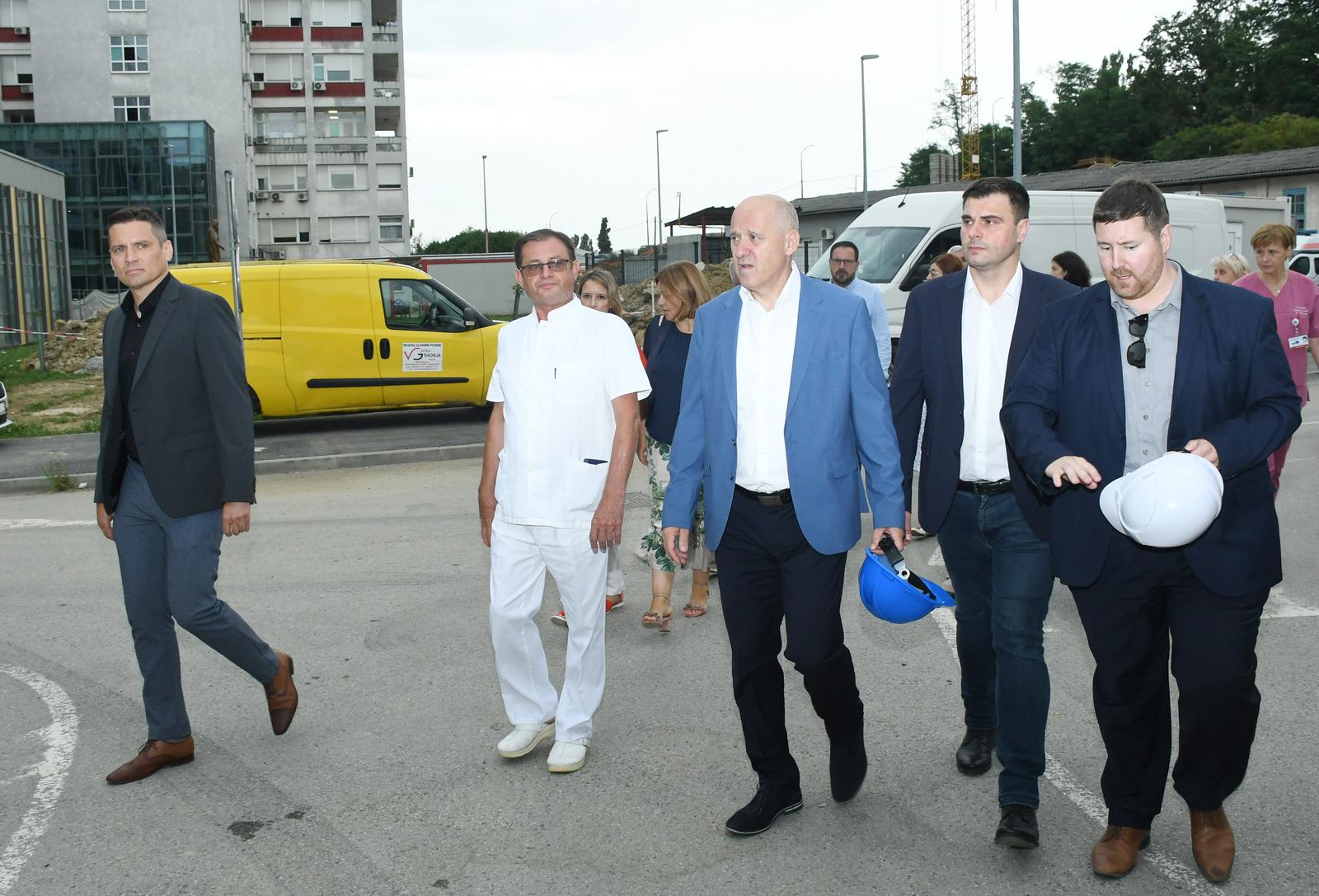 25.07.2023., Sisak -Branko Bacic u pratnji sisacko-moslavackog zupana Ivana Celjka obisao je  zgrade Nove interne u krugu Opce bolnice "Dr. Ivo Pedisic" Photo: Nikola Cutuk/PIXSELL