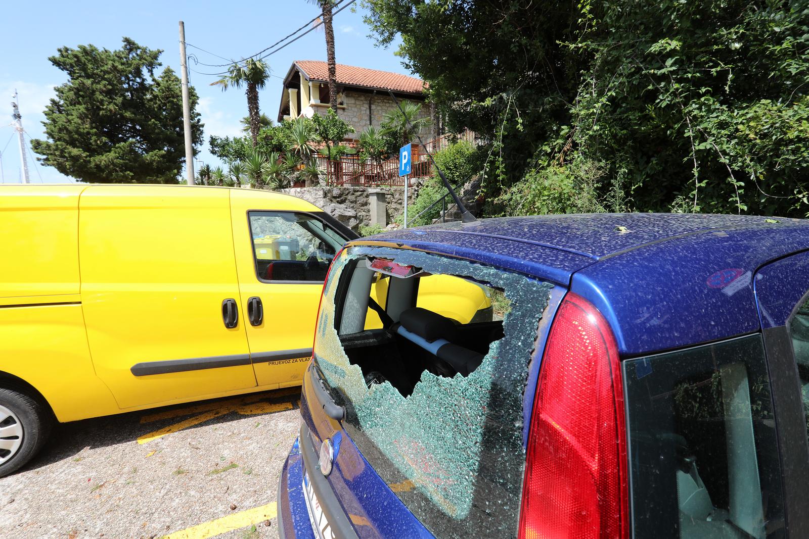 25.07.2023., Omisalj - Mnogobrojna stakla razbijena na automobilima kao posljedica olujne tuce. Photo: Goran Kovacic/PIXSELL