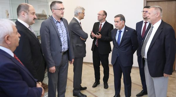 26.05.2022., Zagreb - Predsjednik Odbora za europske poslove Domagoj Hajdukovic i predsjednik Odbora za harmonizaciju s Europskom unijom Velike nacionalne skupstine Turske Mehmet Kasim Gulpinar otvorili su u Saboru dokumentarnu izlozbu "Hrvatska i Turska: 30 godina prijateljskih odnosa" u povodu 30. obljetnice uspostave diplomatskih odnosa izmedju Hrvatske i Turske. Mehmet Kasim Gulpinar, Goran Beus Richembergh, Mustafa Babur Hizlan, Davor Ivo Stier, Domagoj Hajdukovic, Davorko Vidovic.

 Photo: Patrik Macek/PIXSELL
