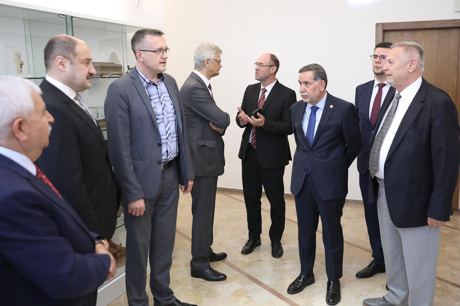 26.05.2022., Zagreb - Predsjednik Odbora za europske poslove Domagoj Hajdukovic i predsjednik Odbora za harmonizaciju s Europskom unijom Velike nacionalne skupstine Turske Mehmet Kasim Gulpinar otvorili su u Saboru dokumentarnu izlozbu "Hrvatska i Turska: 30 godina prijateljskih odnosa" u povodu 30. obljetnice uspostave diplomatskih odnosa izmedju Hrvatske i Turske. Mehmet Kasim Gulpinar, Goran Beus Richembergh, Mustafa Babur Hizlan, Davor Ivo Stier, Domagoj Hajdukovic, Davorko Vidovic.

 Photo: Patrik Macek/PIXSELL