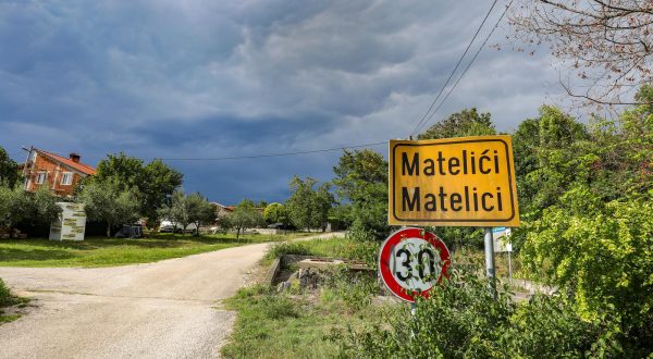 26.07.2023., Matelici -
Policija je jutros oko 8 sati zaprimila dojavu o otmici zene s parkiralista u Petroviji. Prema dosad dostupnim informacijama muskarac je zenu ugurao u automobil te se s njom odvezao u nepoznatom smjeru. Brzom reakcijom policijskih sluzbenika zena je pronadjena u mjestu Matelici. Policijski sluzbenici tragaju za muskarcem koji je u bijegu. Photo: Srecko Niketic/PIXSELL