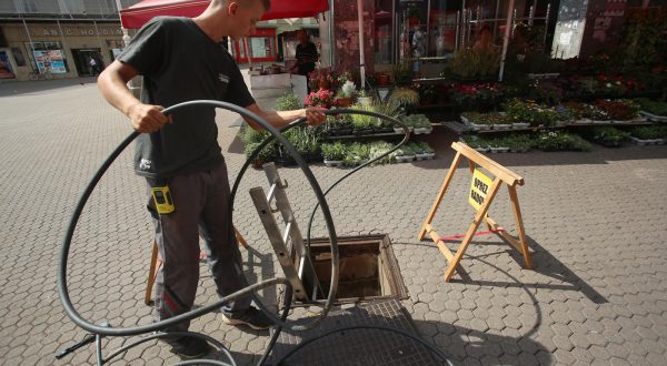 24.08.2022., Zagreb - Na Trgu bana Jelacica izvode se radovi instalacije interneta putem kabla. Photo: Lovro Domitrovic/PIXSELL