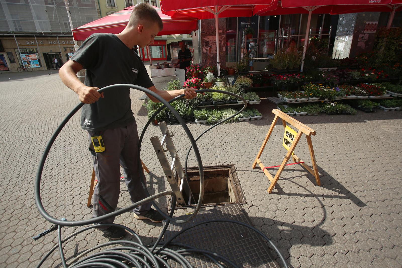 24.08.2022., Zagreb - Na Trgu bana Jelacica izvode se radovi instalacije interneta putem kabla. Photo: Lovro Domitrovic/PIXSELL