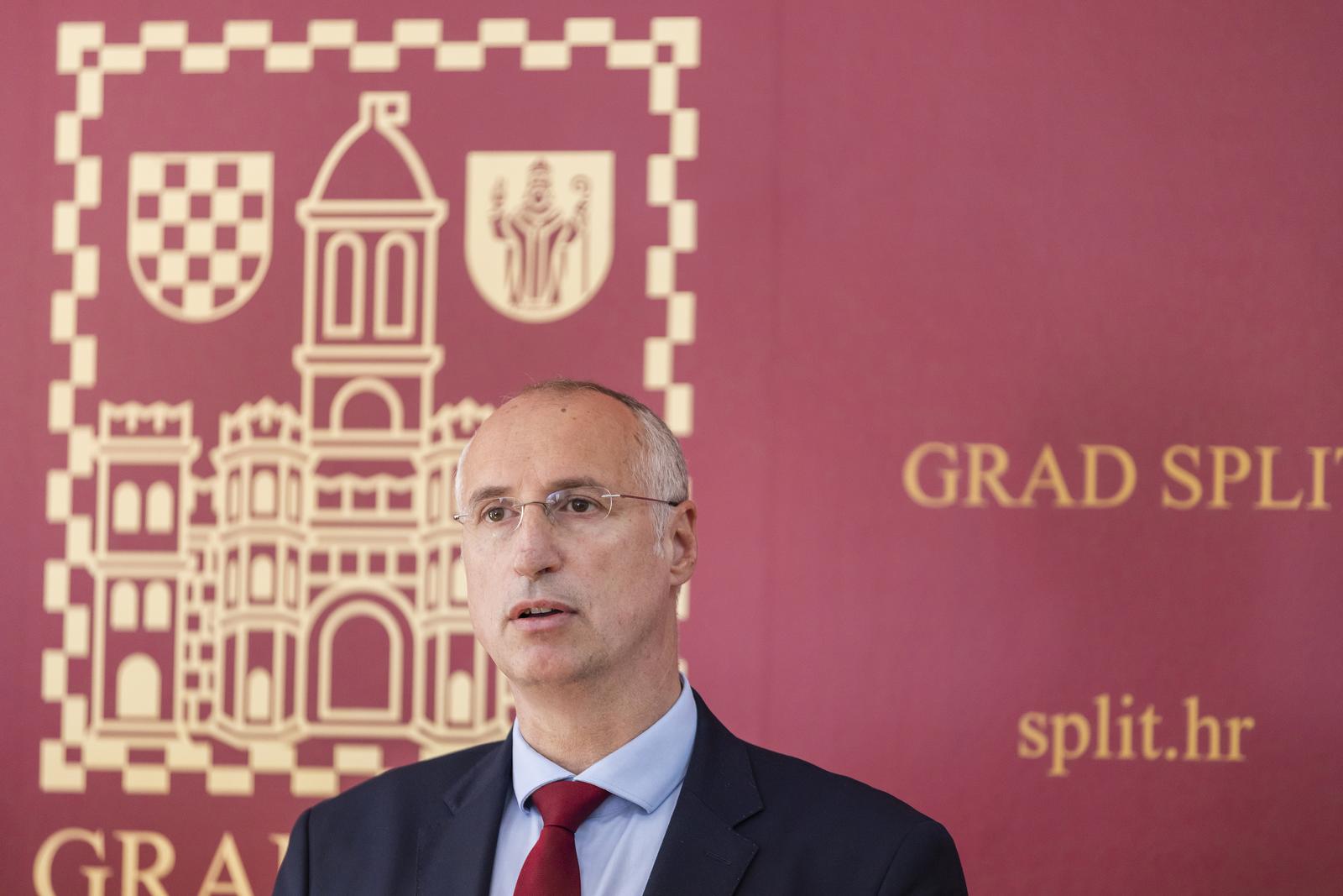 26.10.2022., Split - Konferencija za medije u Gradskoj upravi pod nazivom "Nered u upravljanju i izgubljeni milijunski prihodi od gradske imovine" na kojoj je savjetnica gradonacelnika za gradsku imovinu Maja Derek predstavila polugodisnje izvjesce. Na konferenciji su sudjelovali i gradonacelnik Splita Ivica Puljak sa zamjenicima, Antoniom Kuzmanicem i Bojanom Ivosevicem.
Ivica Puljak Photo: Milan Sabic/PIXSELL