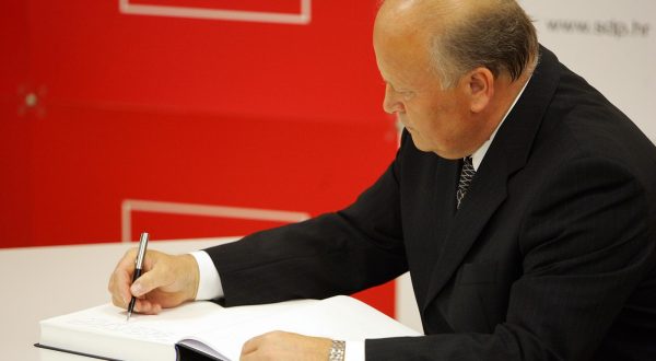29.04.2007., Zagreb - Predsjednik SDP-a Ivica Racan preminuo je u 63. godini, dva mjeseca nakon sto je saznao da boluje od raka bubrega. Stranacki duznosnini odmah po objavi vijesti poceli su se okupljati u sredistu SDP-a na Iblerovom trgu gdje je postavljena i knjiga zalosti za sve koji su se zeljeli oprostiti od bivseg hrvatskog premijera. Slavko LinicrPhoto: Slavko Midzor/PIXSELL