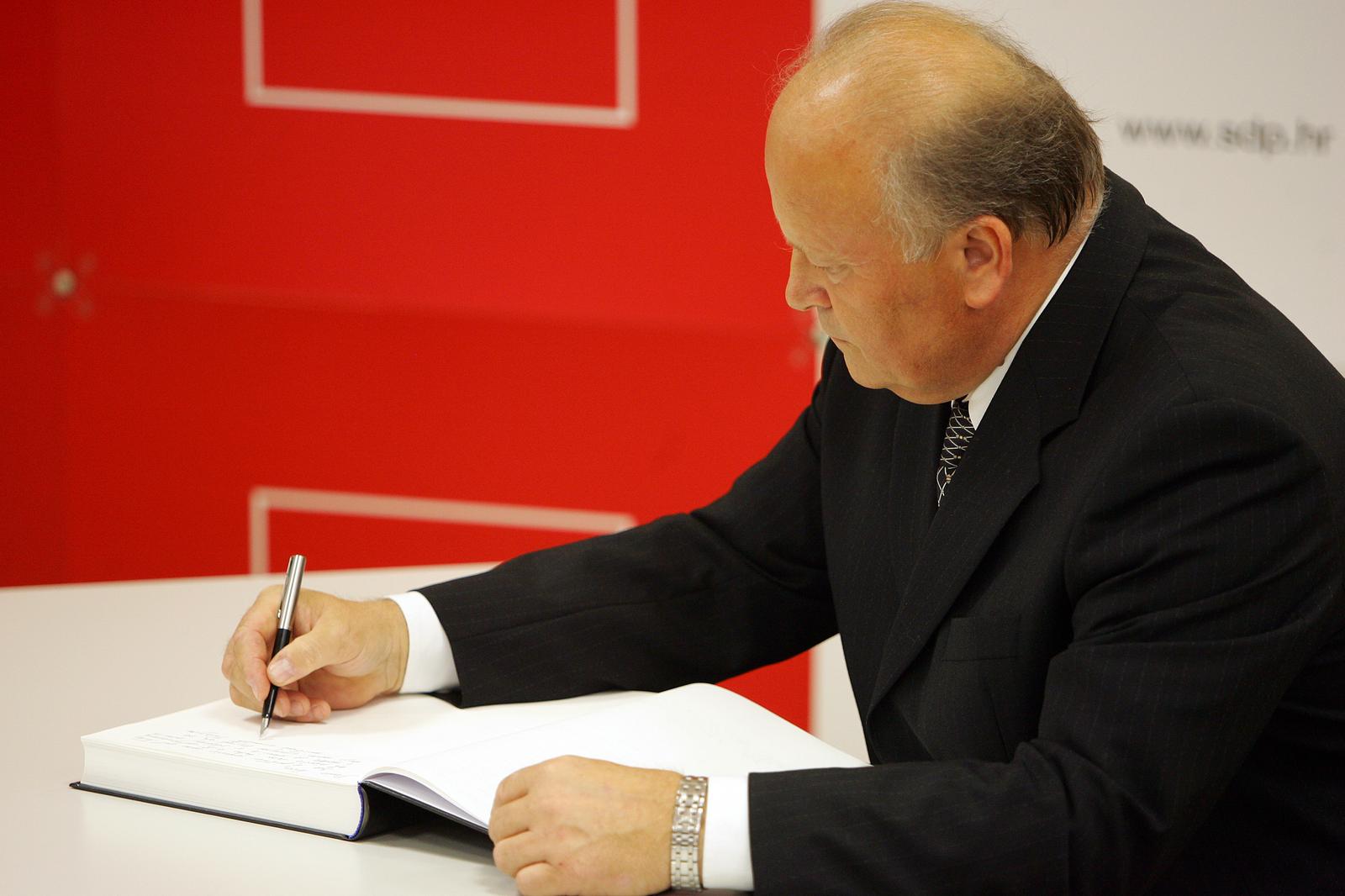 29.04.2007., Zagreb - Predsjednik SDP-a Ivica Racan preminuo je u 63. godini, dva mjeseca nakon sto je saznao da boluje od raka bubrega. Stranacki duznosnini odmah po objavi vijesti poceli su se okupljati u sredistu SDP-a na Iblerovom trgu gdje je postavljena i knjiga zalosti za sve koji su se zeljeli oprostiti od bivseg hrvatskog premijera. Slavko LinicrPhoto: Slavko Midzor/PIXSELL