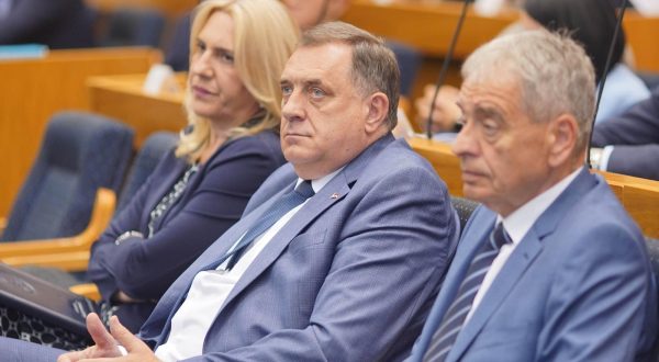 27.06.2023., Narodna skupstina RS, Banja Luka (BiH) – Osma posebna sjednica Narodne skupstine na cijem usvojenom dnevnom redu je razmatranje Prijedloga zakona o neprimjenjivanju odluka Ustavnog suda BiH, po hitnom postupku. Ovaj akt koji su predlozili predsjednik Republike Srpske Milorad Dodik, narodni poslanici i Vlada Srpske predvidja da se odluke Ustavnog suda BiH neće primjenjivati i izvrsavati na teritoriji Republike Srpske dok Parlamentarna skupština BiH ne donese zakon o ovom sudu.

 Photo: Dejan Rakita/PIXSELL
