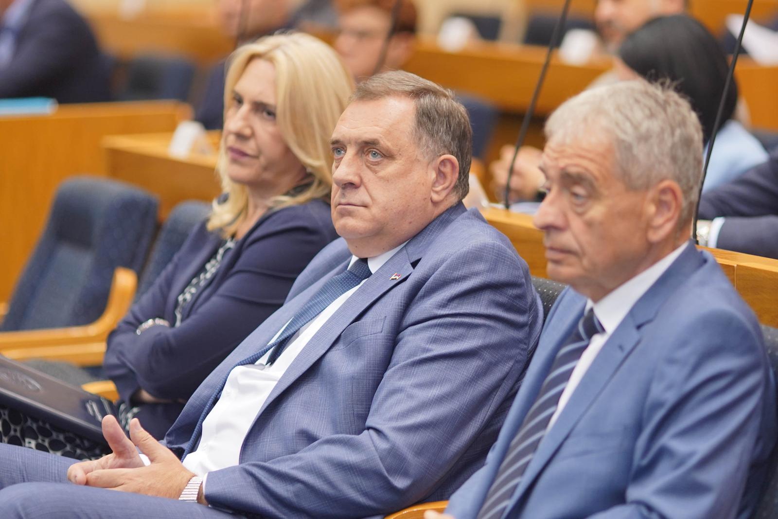 27.06.2023., Narodna skupstina RS, Banja Luka (BiH) – Osma posebna sjednica Narodne skupstine na cijem usvojenom dnevnom redu je razmatranje Prijedloga zakona o neprimjenjivanju odluka Ustavnog suda BiH, po hitnom postupku. Ovaj akt koji su predlozili predsjednik Republike Srpske Milorad Dodik, narodni poslanici i Vlada Srpske predvidja da se odluke Ustavnog suda BiH neće primjenjivati i izvrsavati na teritoriji Republike Srpske dok Parlamentarna skupština BiH ne donese zakon o ovom sudu.

 Photo: Dejan Rakita/PIXSELL