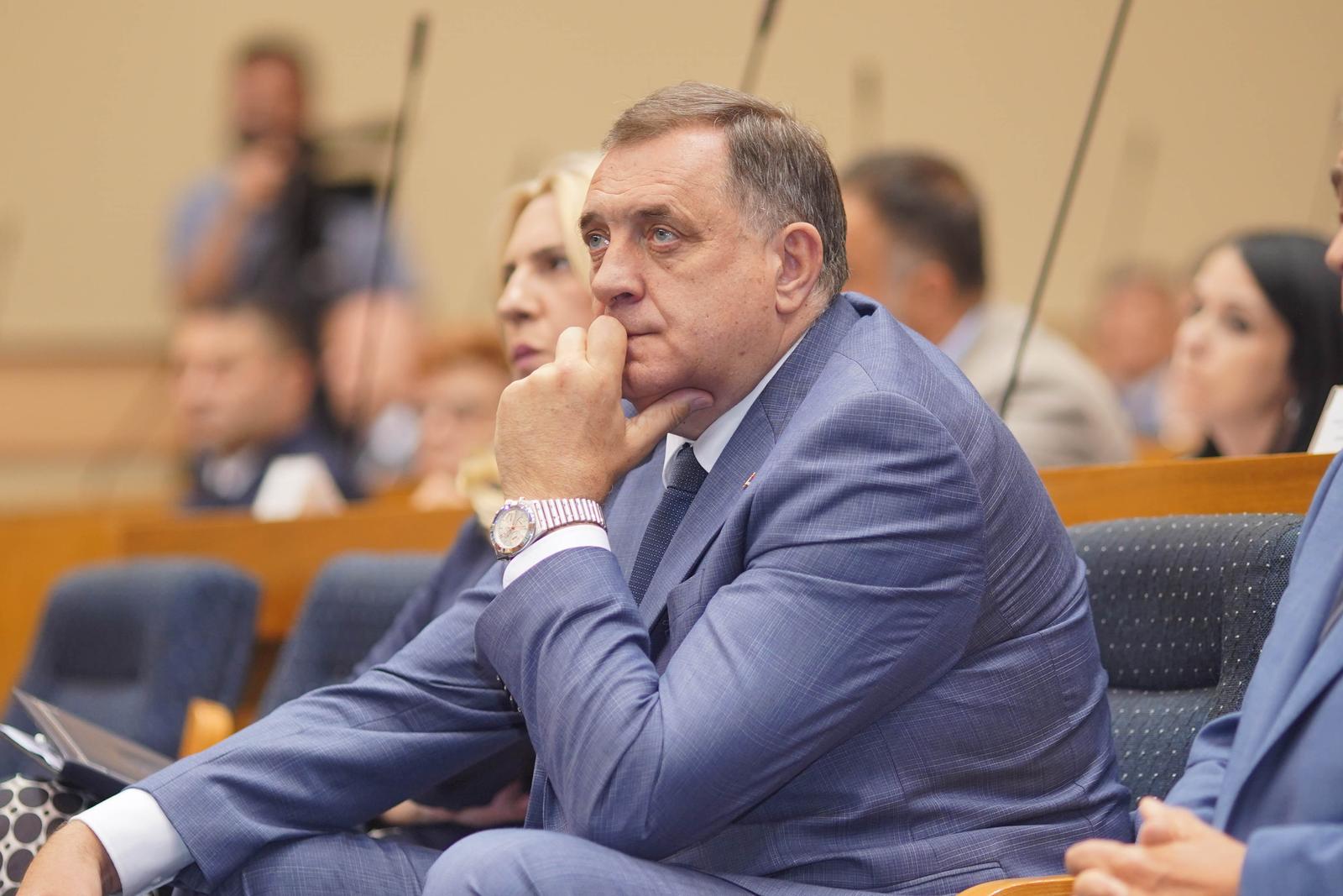 27.06.2023., Narodna skupstina RS, Banja Luka (BiH) – Osma posebna sjednica Narodne skupstine na cijem usvojenom dnevnom redu je razmatranje Prijedloga zakona o neprimjenjivanju odluka Ustavnog suda BiH, po hitnom postupku. Ovaj akt koji su predlozili predsjednik Republike Srpske Milorad Dodik, narodni poslanici i Vlada Srpske predvidja da se odluke Ustavnog suda BiH neće primjenjivati i izvrsavati na teritoriji Republike Srpske dok Parlamentarna skupština BiH ne donese zakon o ovom sudu.

 Photo: Dejan Rakita/PIXSELL