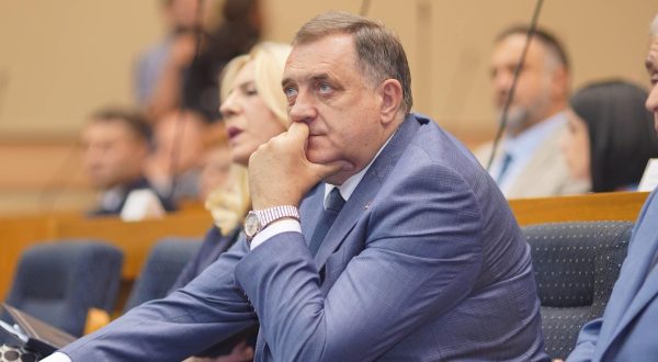 27.06.2023., Narodna skupstina RS, Banja Luka (BiH) – Osma posebna sjednica Narodne skupstine na cijem usvojenom dnevnom redu je razmatranje Prijedloga zakona o neprimjenjivanju odluka Ustavnog suda BiH, po hitnom postupku. Ovaj akt koji su predlozili predsjednik Republike Srpske Milorad Dodik, narodni poslanici i Vlada Srpske predvidja da se odluke Ustavnog suda BiH neće primjenjivati i izvrsavati na teritoriji Republike Srpske dok Parlamentarna skupština BiH ne donese zakon o ovom sudu.

 Photo: Dejan Rakita/PIXSELL