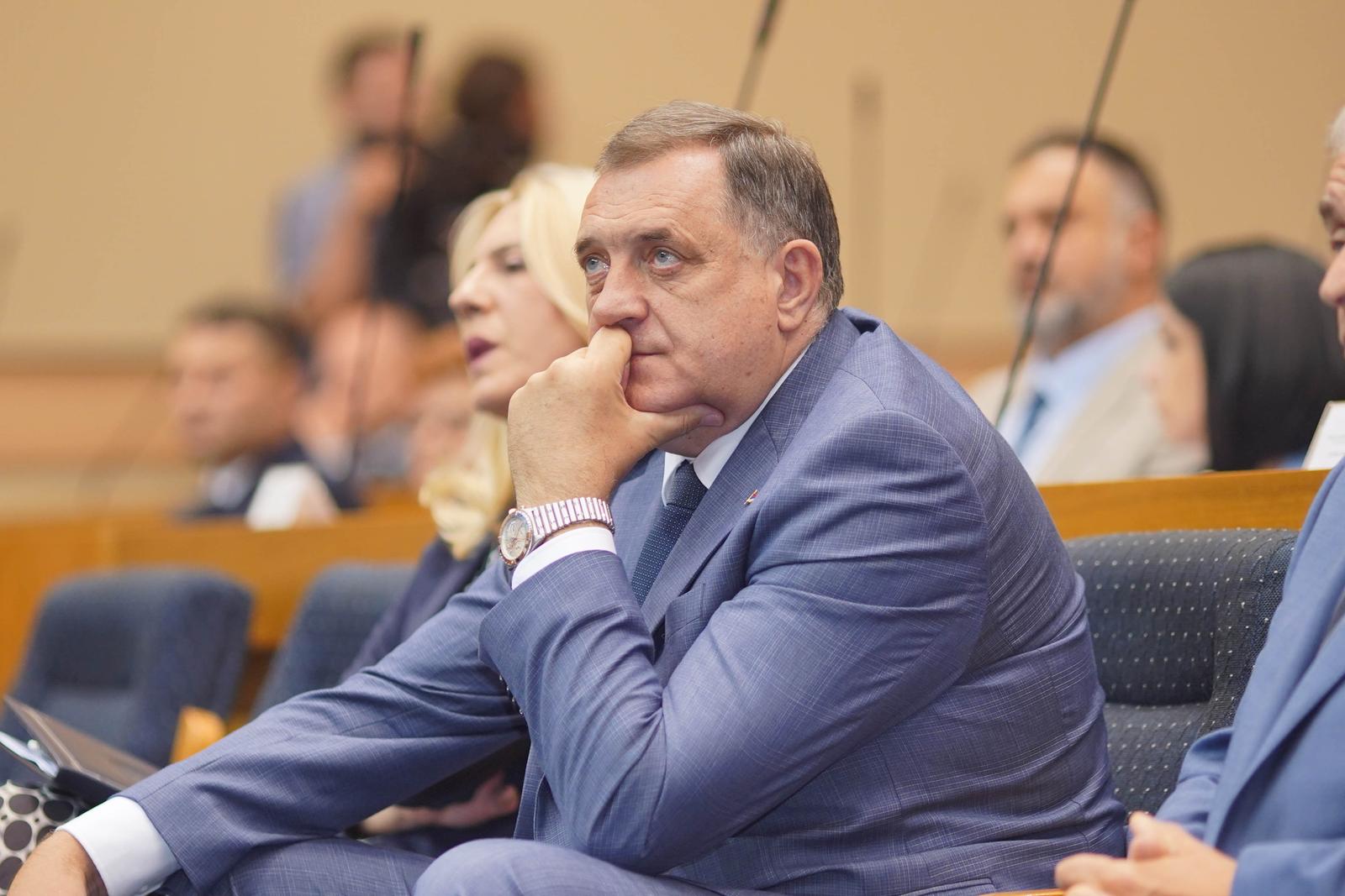 27.06.2023., Narodna skupstina RS, Banja Luka (BiH) – Osma posebna sjednica Narodne skupstine na cijem usvojenom dnevnom redu je razmatranje Prijedloga zakona o neprimjenjivanju odluka Ustavnog suda BiH, po hitnom postupku. Ovaj akt koji su predlozili predsjednik Republike Srpske Milorad Dodik, narodni poslanici i Vlada Srpske predvidja da se odluke Ustavnog suda BiH neće primjenjivati i izvrsavati na teritoriji Republike Srpske dok Parlamentarna skupština BiH ne donese zakon o ovom sudu.

 Photo: Dejan Rakita/PIXSELL