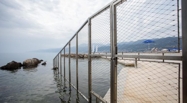 27.07.2021., Rijeka - Plaza hotela Hilton Costabella koja je u koncesiji ogradjena je ogradom. Photo: Nel Pavletic/PIXSELL
