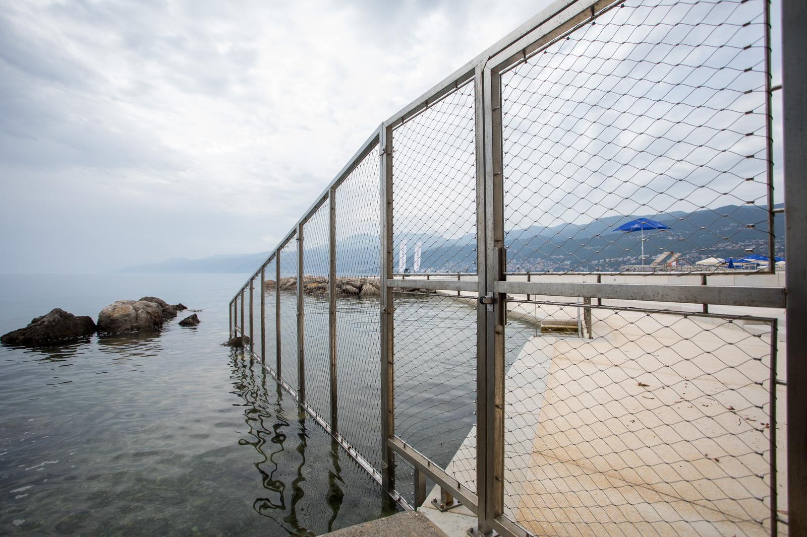 27.07.2021., Rijeka - Plaza hotela Hilton Costabella koja je u koncesiji ogradjena je ogradom. Photo: Nel Pavletic/PIXSELL