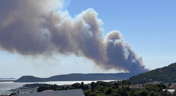 27.07.2023., Split - Pogled na pozar u sumi iznad Okruga Gornjeg na Ciovu. Photo: Ivo Cagalj/PIXSELL