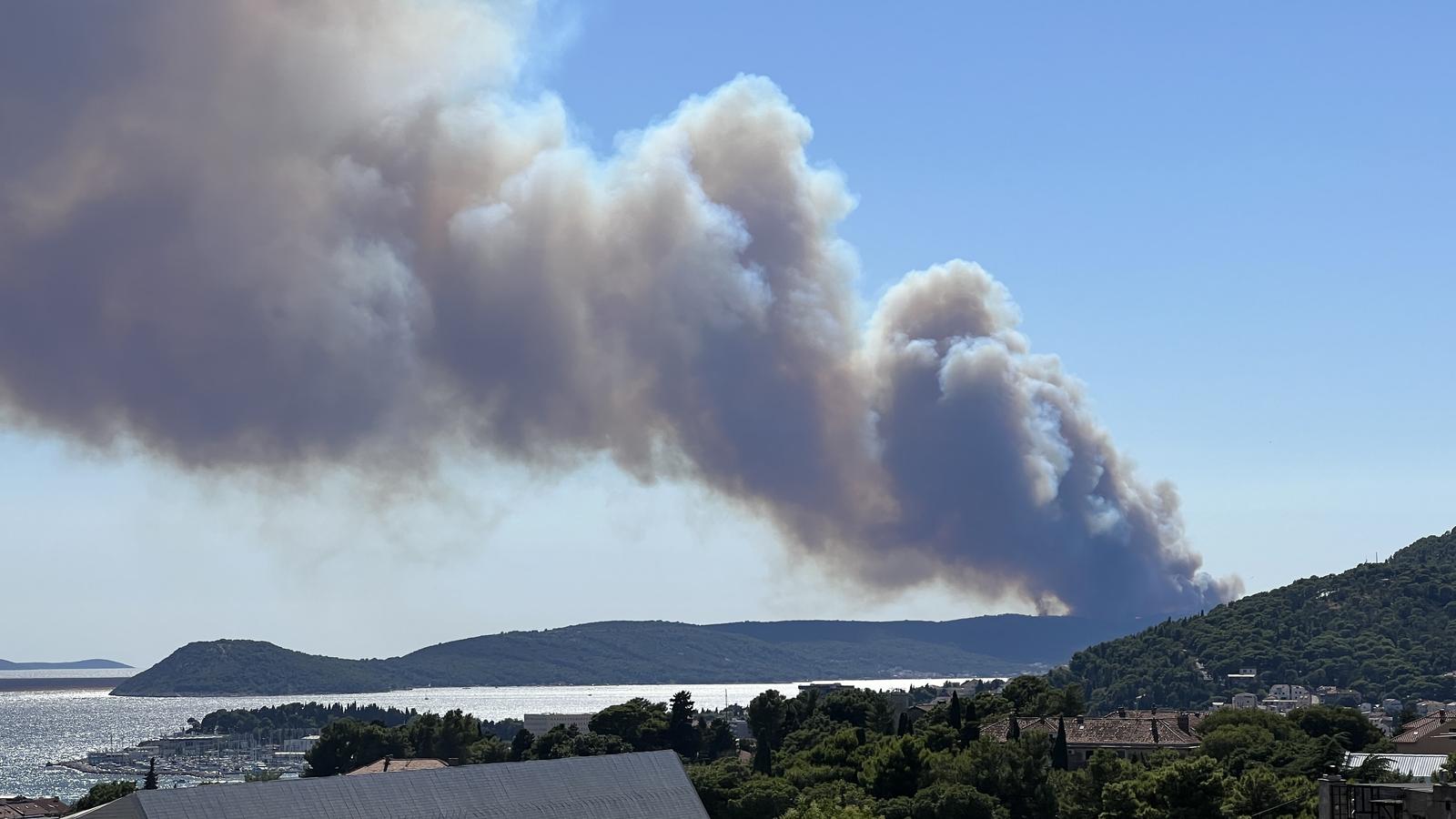27.07.2023., Split - Pogled na pozar u sumi iznad Okruga Gornjeg na Ciovu. Photo: Ivo Cagalj/PIXSELL