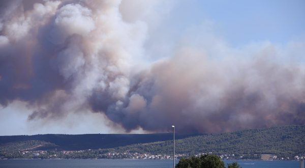 27.07.2023., Split - Pogled na pozar u sumi iznad Okruga Gornjeg na Ciovu. Photo: Ivo Cagalj/PIXSELL