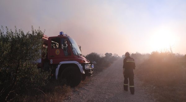 27.07.2023., Trogir - Veliko pozariste na otoku Ciovu obisli su zupan Splitsko-dalmatinske zupanije Blazenko Boban i predsjednik Hrvatske vatrogasne zajednice te potpredsjednik Hrvatskoga sabora Ante Sanader. Photo: Ivo Cagalj/PIXSELL
