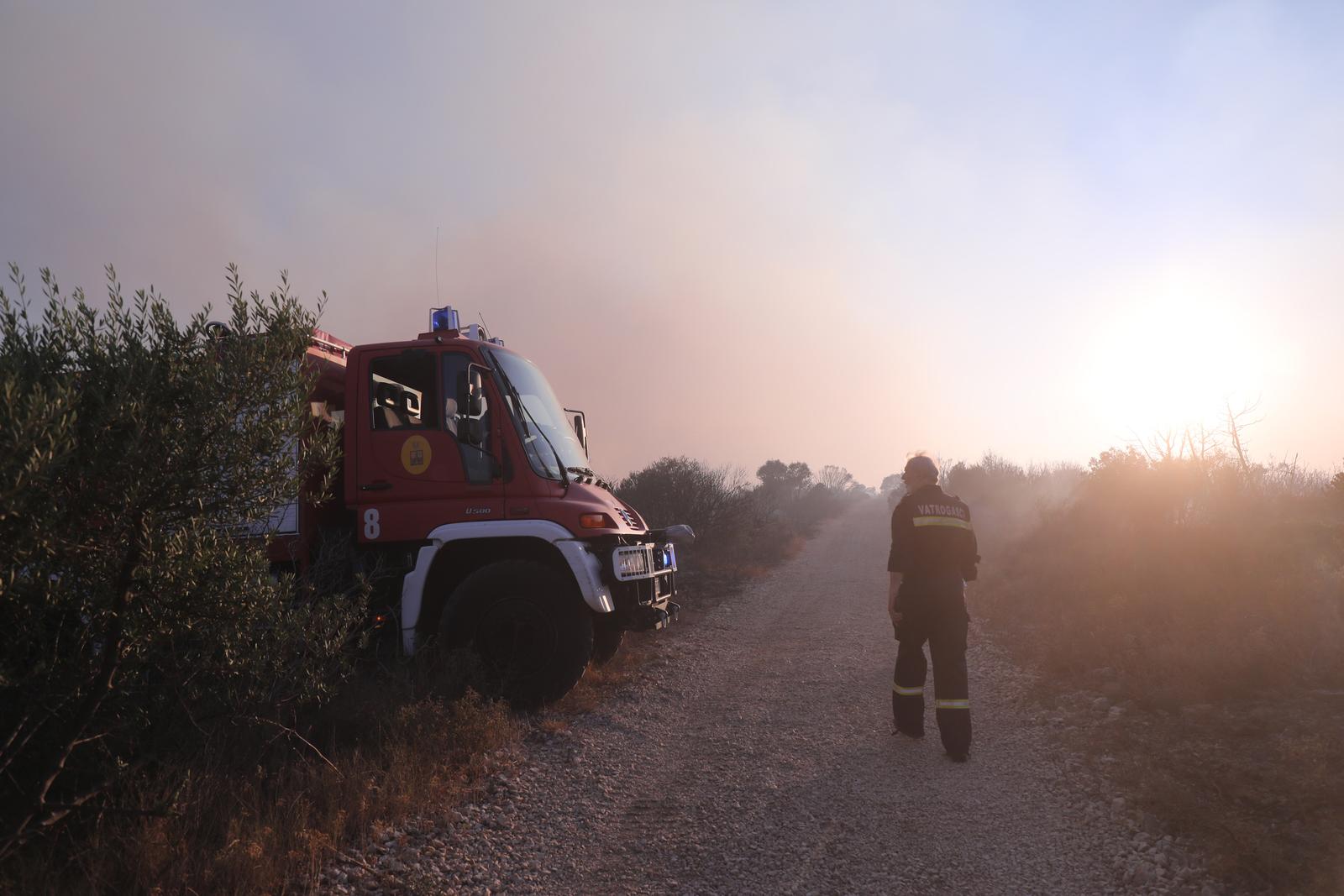 27.07.2023., Trogir - Veliko pozariste na otoku Ciovu obisli su zupan Splitsko-dalmatinske zupanije Blazenko Boban i predsjednik Hrvatske vatrogasne zajednice te potpredsjednik Hrvatskoga sabora Ante Sanader. Photo: Ivo Cagalj/PIXSELL