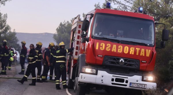 27.07.2023., Trogir - Veliko pozariste na otoku Ciovu obisli su zupan Splitsko-dalmatinske zupanije Blazenko Boban i predsjednik Hrvatske vatrogasne zajednice te potpredsjednik Hrvatskoga sabora Ante Sanader. Photo: Ivo Cagalj/PIXSELL