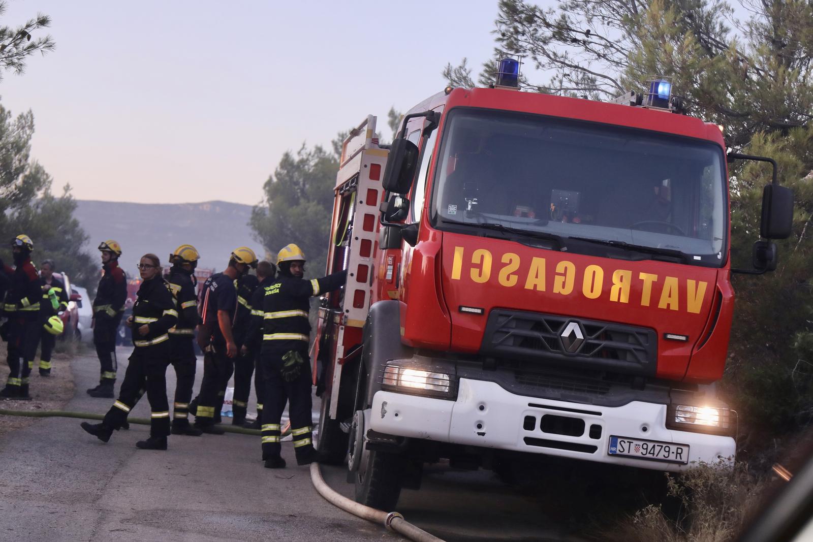 27.07.2023., Trogir - Veliko pozariste na otoku Ciovu obisli su zupan Splitsko-dalmatinske zupanije Blazenko Boban i predsjednik Hrvatske vatrogasne zajednice te potpredsjednik Hrvatskoga sabora Ante Sanader. Photo: Ivo Cagalj/PIXSELL