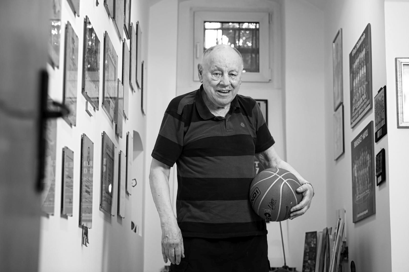 28.06.2022. Zagreb- Najtrofejniji hrvatski kosarkaski trener i legendarni trener Cibone, Mirko Novosel.
 Photo: Boris Scitar/Vecernji list/PIXSELL