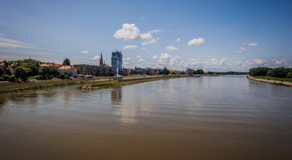 27.06.2023., Osijek - Ljetni ugodjaj Visecem Mostu. Nakon pogorsanja istok Hrvatske osvanuo je pod lijepim i suncanim vremenom. Photo: Zvonimir Barisin/PIXSELL