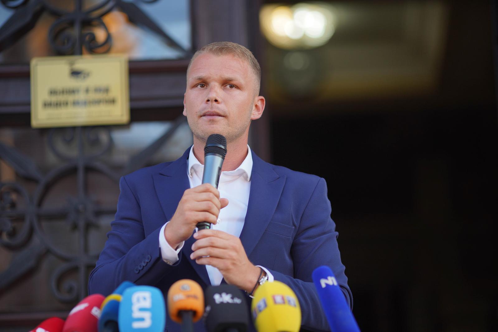 28.06.2023., Gradska uprava, Banja Luka, BiH – Gradonacelnik Banja Luke Drasko Stanivukovic organizirao je velike prosvjede ispred Gradske uprave Banja Luka nakon sto je danas zakljucao urede predsjednika Skupstine grada Banja Luka Ljube Ninkovica, inace clana Dodikovig SNSD-a. Stanivukovic, jedan od oporbenih lidera u RS, danas se obratio prosvjednicima, a nakon toga je sa gradjanina iznio fotelju iz Ninkovicevog ureda, a njegov sluzbeni automobil oblijepio porukom da se u njemu "vozio neradnik", misleci na Ninkovica.



 Photo: Dejan Rakita/PIXSELL
