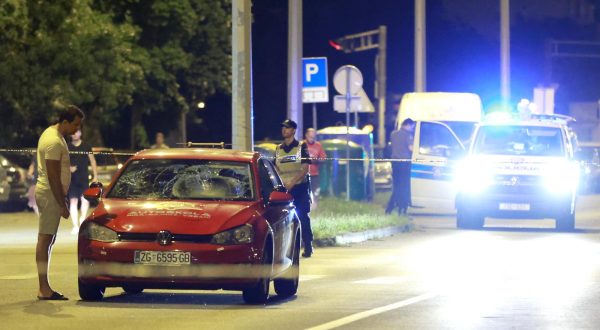 29.07.2023., Zagreb - Ulica Antuna Soljana. Policijski ocevid na mjestu nesrece gdje je osobni automobil u blizini pjesackog prijelaza naletio i udario dvije djevojcice. Photo: Sanjin Strukic/PIXSELL