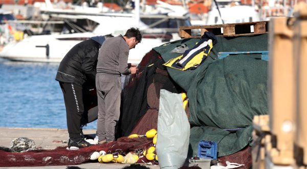 30.01.2023.,Tribunj - Lovostaj za koce traje do 15.veljace i ribari koriste svaki slobodan minut kako bi uredili brod za sezonu ribarenja. Cijeli brod se mora pregledati. Popraviti pokvareno,izmjeniti unisteno,piturati i zastiti od mora i najvazije pregledati mreze.Nakon pregledavanja mreza svaka novonastala rupa mora se isplesti,okrpati i urediti kako ulovljena riba nebi pobjegla kroz rupe. 
  Photo: Dusko Jaramaz/PIXSELL