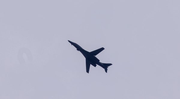 30.05.2023., Sarajevo, Bosna i Hercegovina - Dva americka aviona tipa bombarder B-1B Lancer preletili su danas nseto iza 15 sati iznad Bosne i Hercegovine, a iz SAD-a su ranije najavili da je nalet znak prijateljstva i podrske SAD-a Bosni i Hercegovini. Photo: Armin Durgut/PIXSELL