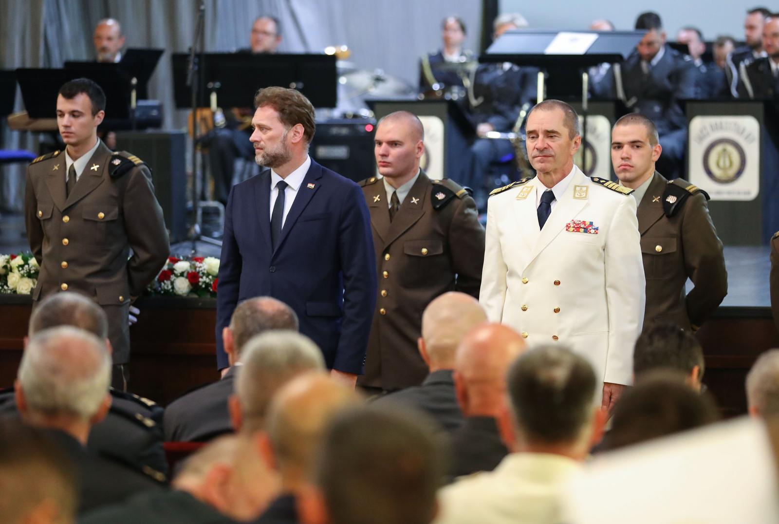 30.6.2023., Zagreb - U Ministarstvu obrane na Trgu Petra Kresimira IV. urucene su diplome polaznicima Ratne skole, Zapovjedno stozerne skole, Visoke docasnicke izobrazbe, a polaznicima Temeljne casnicke izobrazbe urucena su rjesenja o prijemu u djelatnu vojnu sluzbu i svjedodzbe o postignutom uspjehu. ministar obrane Mario Banozic, nacelnik Glavnog stozera OS RH Robert Hranj Photo: Jurica Galoic/PIXSELL