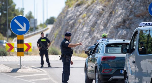 30.06.2023., Trogir -  Potraga se nastavlja, blokirana oba mosta na Ciovu.Policija i dalje traga za napadacem, bivsim policajcem koji je u cetvrtak nakon podneva u sredistu Trogira iz pistolja tesko ranio muskarca te  pobjegao na motociklu. Photo: Josko Herceg/PIXSELL