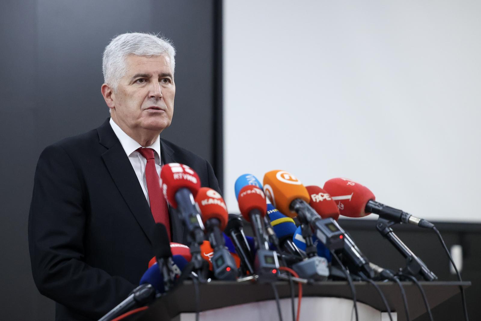 30.06.2023., Konjic, Bosna i Hercegovina - Konferencija za medije celnika stranaka nakon sastanka obavljenog jutros u Konjicu. Zavrsen je sastanak u Konjicu koji se danas odrzao izmedju politickih predstavnika stranaka Trojke i delegacija SNSD-a i HDZ BiH.  Dragan Covic Photo: Armin Durgut/PIXSELL