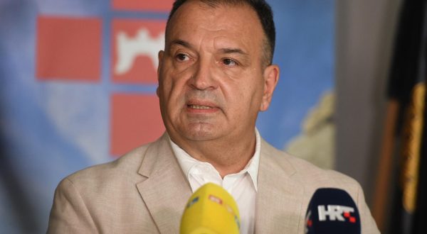 30.07.2023., Knin - Ministar zdravstva Vili Beros sudjelovao je na konferenciji za medije povodom  odrzavanja akcije javnozdravstvenog pregleda madeza i  ranog otkrivanja melanoma. Uz ministra Berosa na konferenciji su sudjelovali Marica Spahija procelnica za zdravstvo, Tatijana Sipalo Lilic ravnateljica kninske bolnice, Petar Cagalj ravnatelj Doma zdravlja Knin i Mirna Situm, voditeljica Referentnog centra Ministarstva zdravstva za melanom pri KBC-u Sestre milosrdnice. Photo: Hrvoje Jelavic/PIXSELL