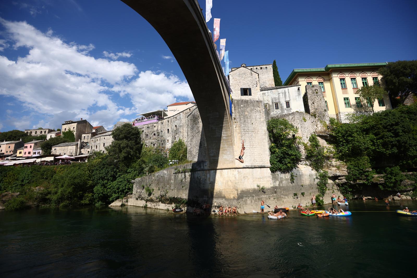 30.07.2023. Mostar, Bosna i Hercegovina - Odrzani 457. tradicionalni skokovi sa Starog mosta u Mostaru. Pobjednik skokova na glavu bio je Edvald Krnic iz Crne Gore, dok je u kategoriji skokovi na noge pobijedio Igor Kazic  Photo: Denis Kapetanovic/PIXSELL