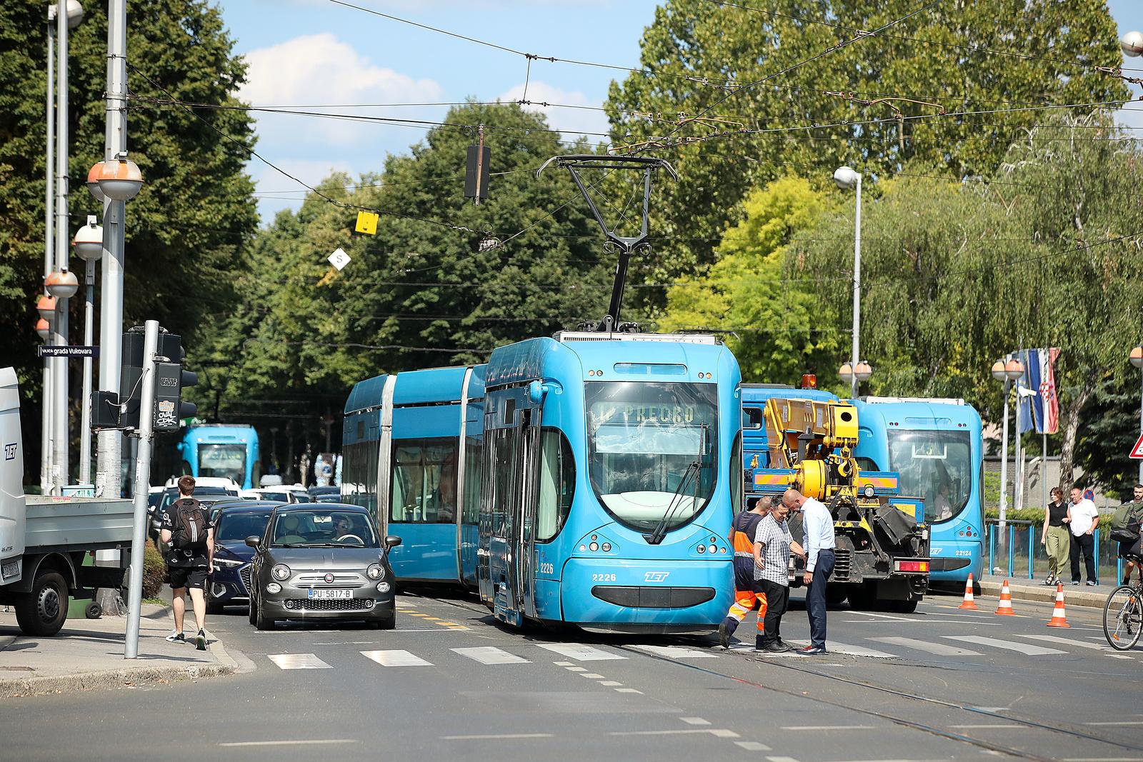 30.08.2022., Zagreb - Tramvaj na Savskoj cesti neposredno prije krizanja s Vukovarskom avenijom iskocio je iz tracnica. Tramvajski promet u smjeru juga je u prekidu, a stvaraju se guzve u prometu Savskom prema jugu. Radnici ZET-a izasli su na mjesto nezgode kako bi ubacili tramvaj ponovno na tracnice, dok policijski sluzbenici reguliraju promet kako bi smanjili guzve.  Photo: Goran Stanzl/PIXSELL