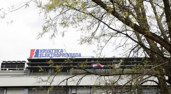 31.03.2023., Zagreb - Strukovni sindikat radnika Hrvatske elektroprivrede - Tehnos odrzao je konferenciju za medije na temu Ignoriranje misljenja vise tisuca radnika nije opcija.  Zbog sve veceg nezadovoljstva radnika, sindikat TEHNOS je prije nesto vise od mjesec dana pokrenuo "Inicijativu za dostojno i povecano vrednovanje rada u HEP grupi" te do sada je zahtjeve potpisalo oko 4000 radnika. Taj broj je cetiri puta veci od broja clanova TEHNOS-a sto pokazuje da je ova inicijativa prerasla sindikalno clanstvo i postala spontana akcija svih radnika, sto je i bio njen cilj. S obzirom na to da je Uprava HEP-a ignorirala zahtjev za sastanak, iz sindikata su sami odredili termin u kojem ce predstavnici radnika doci i uzivo iznijeti zahtjeve Upravi. Nakon konferencije za medije clanovi sindikata uputili su se prema porti zgrade HEP-a te nisu primljeni na razgovor.  Photo: Luka Stanzl/PIXSELL