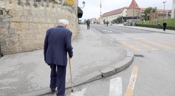 31.05.2022., Zagreb - Umirovljenici, koji su skupina gradjana najugozenija svakodnevnim poskupljenjima sve teze cekaju povecanje mirovina koje bi im trebalo omoguci prezivljavanje. Photo: Patrik Macek/PIXSELL