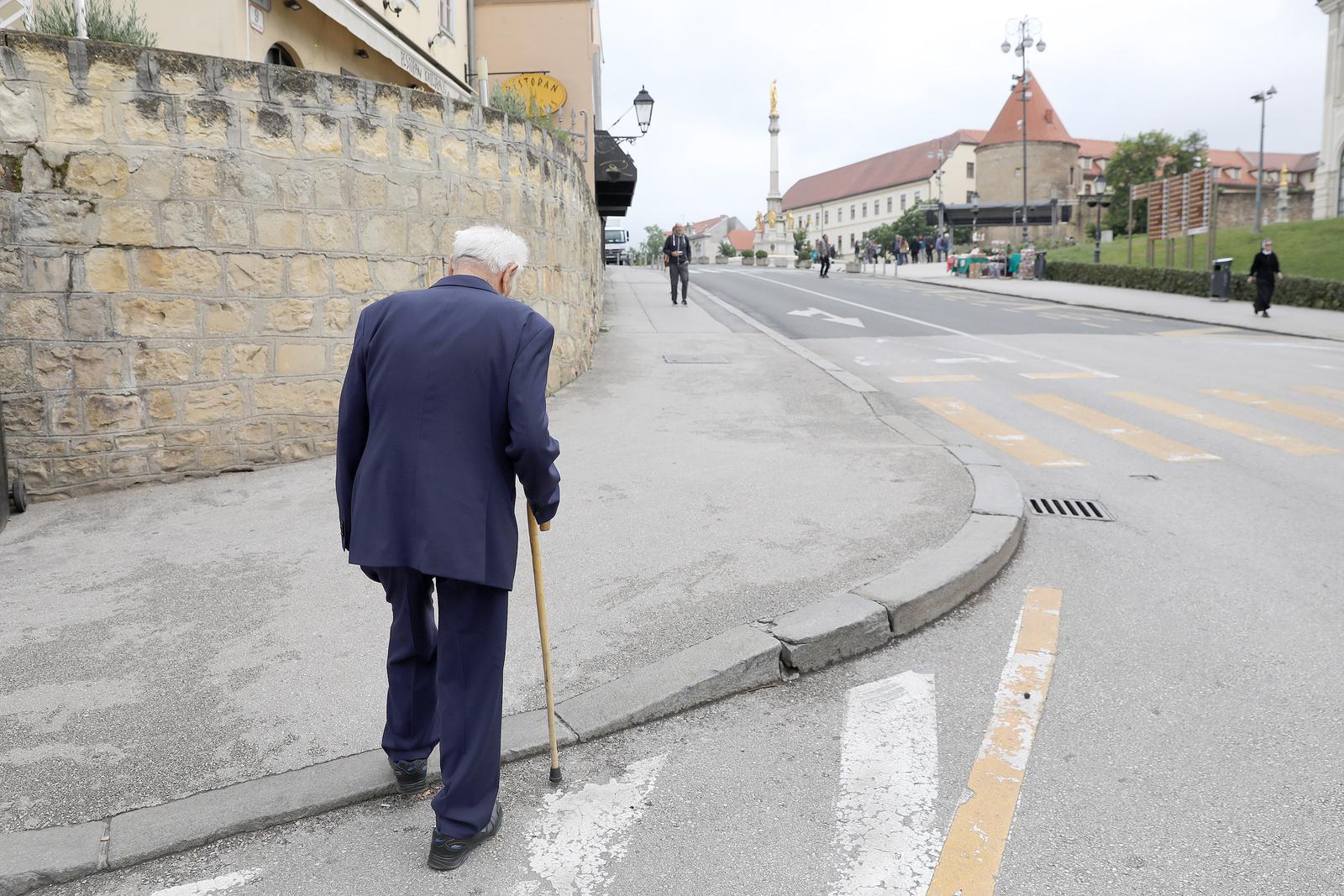 31.05.2022., Zagreb - Umirovljenici, koji su skupina gradjana najugozenija svakodnevnim poskupljenjima sve teze cekaju povecanje mirovina koje bi im trebalo omoguci prezivljavanje. Photo: Patrik Macek/PIXSELL