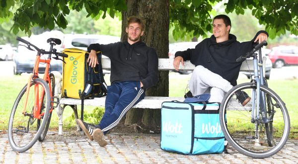 31.05.2022., Cakovec - Dostavljaci Glova i Wolta uzeli predah na klupici. Photo: Vjeran Zganec Rogulja/PIXSELL
