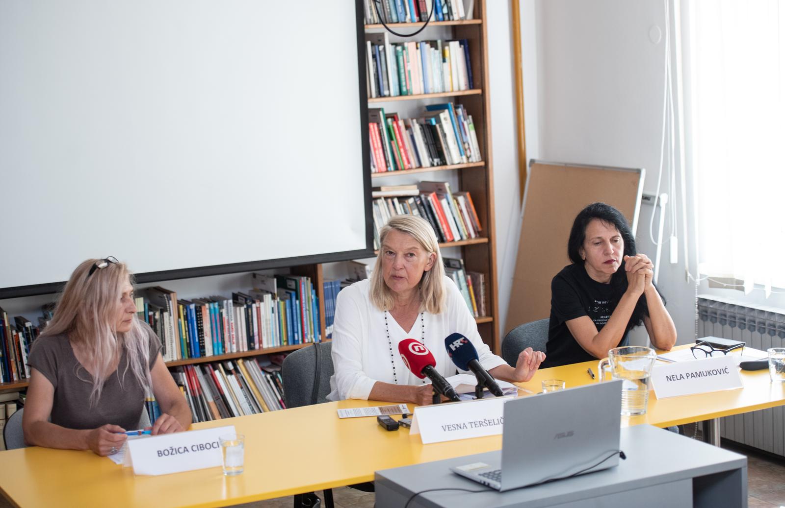 31.07.2023., Zagreb - U Kuci ljudskih prava odrzana je konferencija za medije "Osiguravanje prava zrtvama" u povodu dvije godine od stupanja na snagu Zakona o civilnim stradalnicima iz Domovinskog rata te visegodisnjeg provodjenja Zakona o pravima zrtava seksualnog nasilja za vrijeme oruzane agresije na Republiku Hrvatsku u Domovinskom ratu. Bozica Ciboci iz Documente - Centra za suocavanje s prosloscu, Vesna Terselic iz Documente - Centra za suocavanje s prosloscu, Nela Pamukovic iz Centra za zene zrtve rata - Rosa Photo: Neva Zganec/PIXSELL