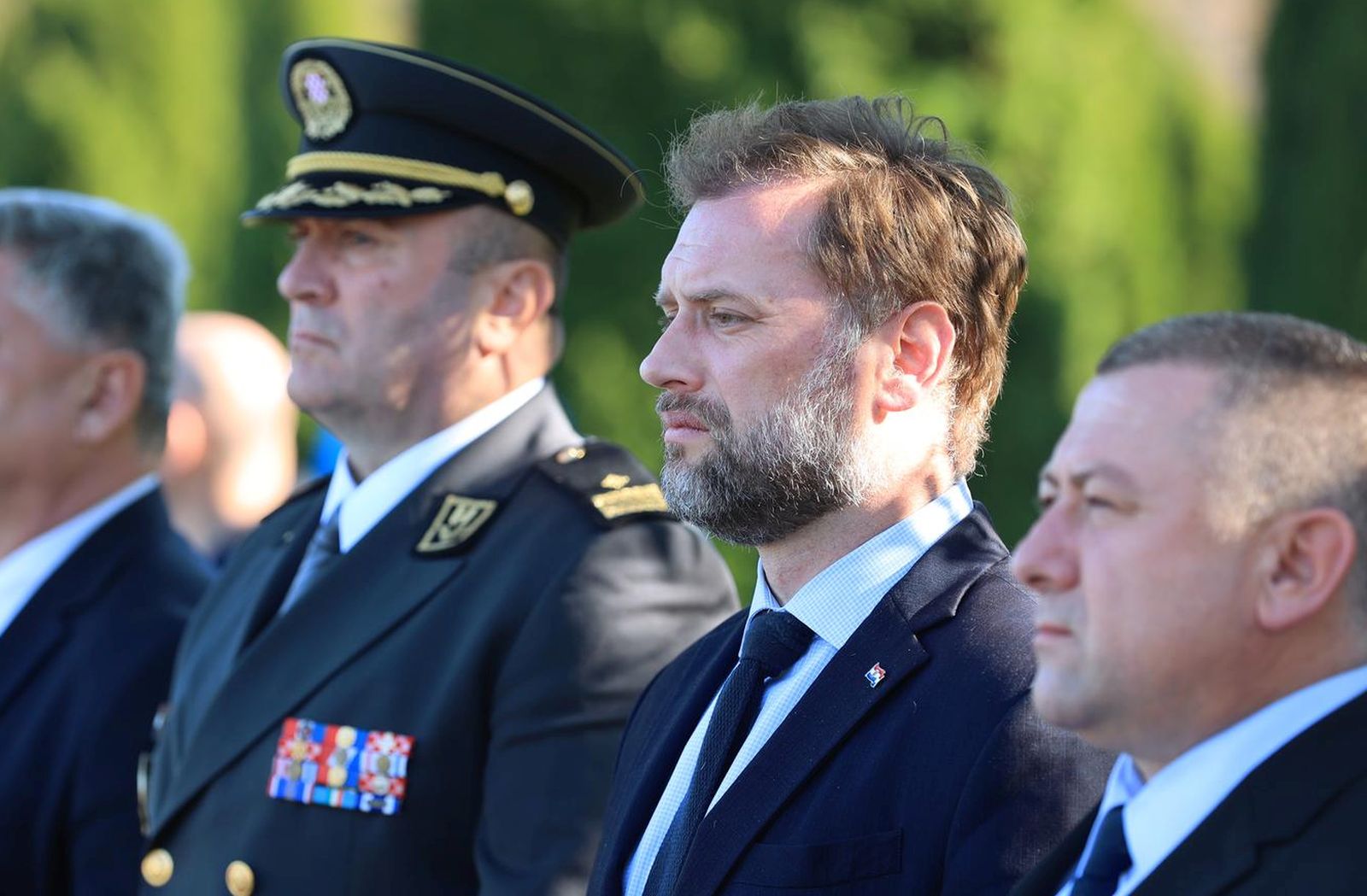 31.10.2021., Vukovar - VUKOVAR - U povodu obiljezavanja Dana Svih svetih i Dusnog dana ministar obrane Mario Banozic polozio je vijenac na Memorijalnom groblju zrtava iz Domovinskog rata u Vukovaru, u zajednickom izaslanstvu Ministarstva obrane RH, Ministarstva unutarnjih poslova, Ministarstva hrvatskih branitelja i Vukovarsko – srijemske zupanije.   Photo: Davor Javorovic/PIXSELL