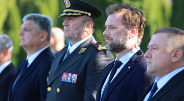 31.10.2021., Vukovar - VUKOVAR - U povodu obiljezavanja Dana Svih svetih i Dusnog dana ministar obrane Mario Banozic polozio je vijenac na Memorijalnom groblju zrtava iz Domovinskog rata u Vukovaru, u zajednickom izaslanstvu Ministarstva obrane RH, Ministarstva unutarnjih poslova, Ministarstva hrvatskih branitelja i Vukovarsko – srijemske zupanije.   Photo: Davor Javorovic/PIXSELL