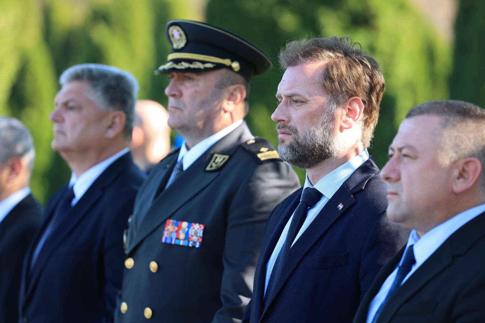 31.10.2021., Vukovar - VUKOVAR - U povodu obiljezavanja Dana Svih svetih i Dusnog dana ministar obrane Mario Banozic polozio je vijenac na Memorijalnom groblju zrtava iz Domovinskog rata u Vukovaru, u zajednickom izaslanstvu Ministarstva obrane RH, Ministarstva unutarnjih poslova, Ministarstva hrvatskih branitelja i Vukovarsko – srijemske zupanije.   Photo: Davor Javorovic/PIXSELL