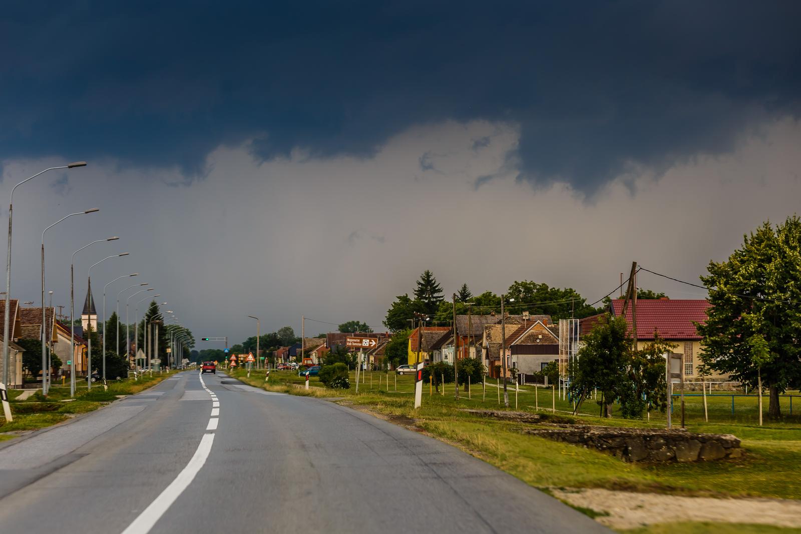 18.07.2021., Petrijevci - Tijekom predvecerja grmljavinsko nevrijeme zahvatilo je istok Hrvatske.
