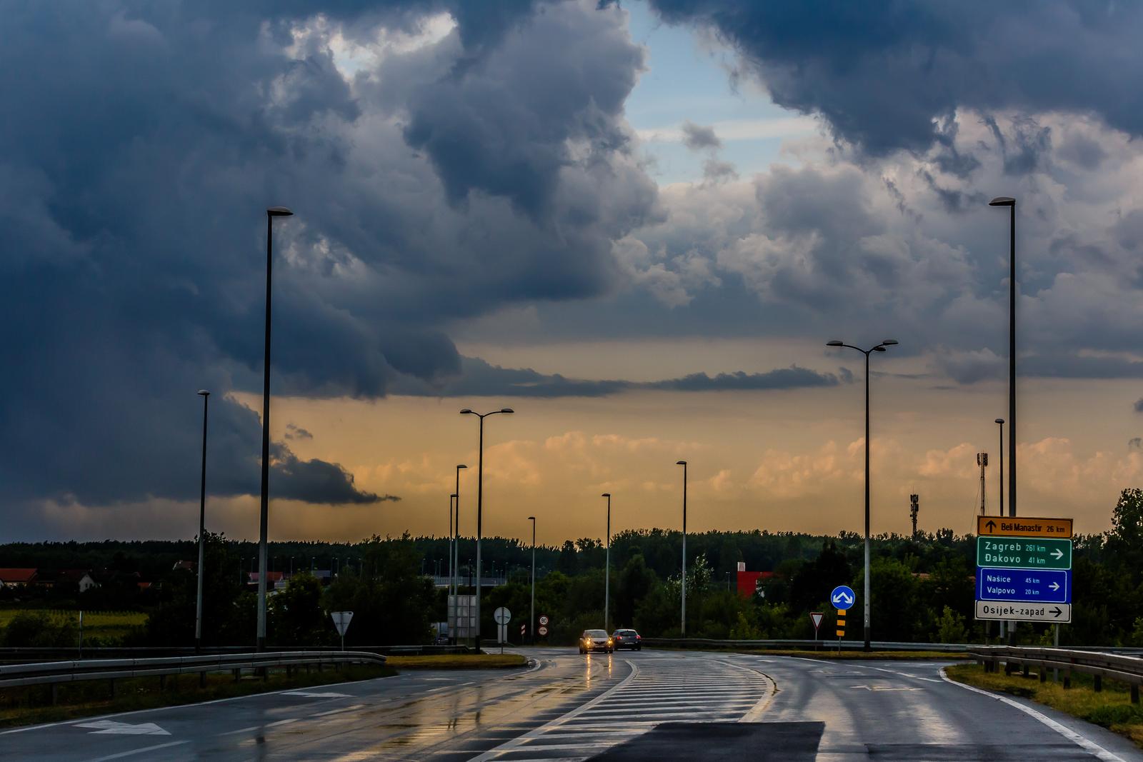 18.07.2021., Petrijevci - Tijekom predvecerja grmljavinsko nevrijeme zahvatilo je istok Hrvatske.