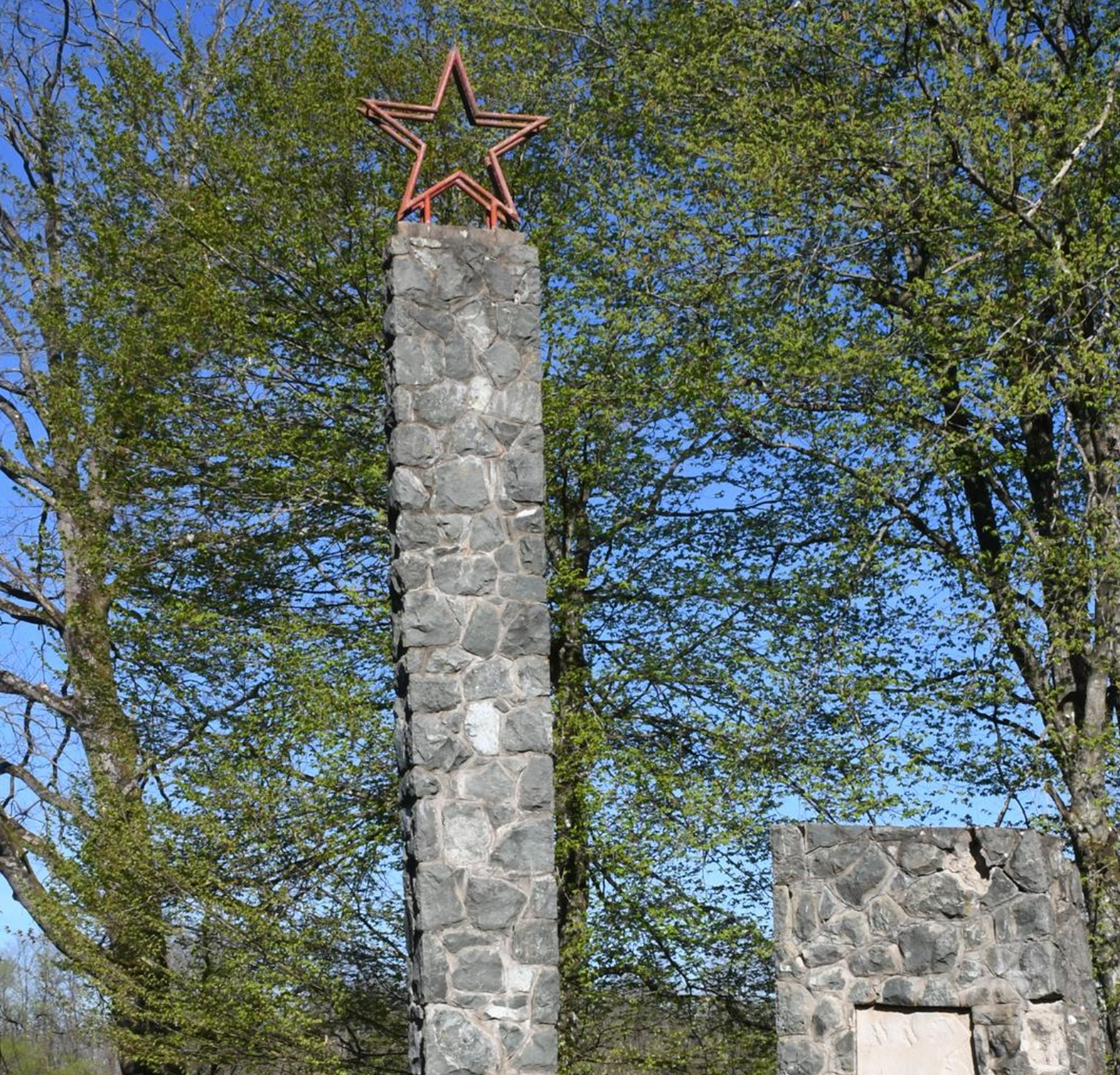 16.04.2020., Banski Grabovac - Radnici perinjskog Komunalca uklonili su grafite neprimjerenog sadrzaja kojima su nepoznati pocinitelji isarali spomen obiljezje poginulim borcima NOB-a i fasistickog terora. Petrinjski gradonacelnik D.Dumbovic najostrije je osudio ovaj vandalizam. rPhoto: Nikola Cutuk/PIXSELL