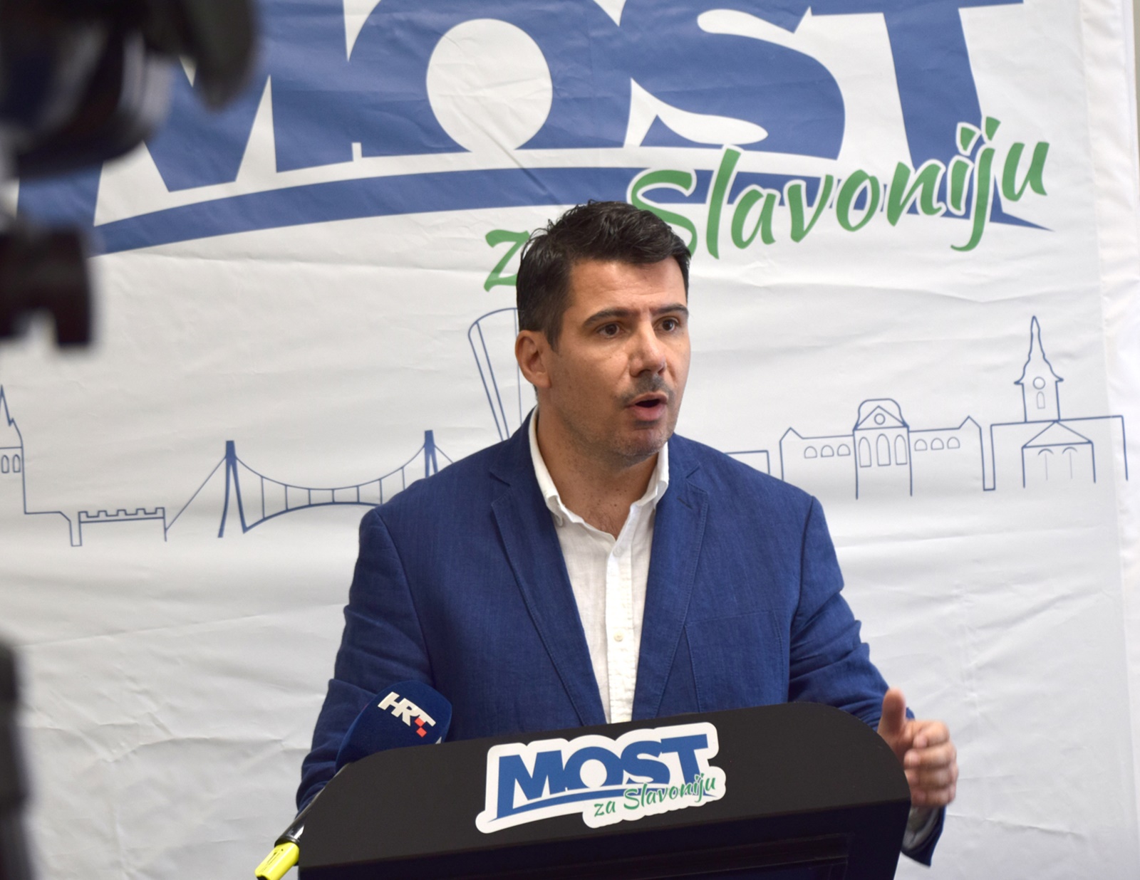 Osijek, 26.07.2023 - Saborski zastupnik i potpredsjednik Mosta Nikola Grmoja odrao je u srijedu u Osijeku konferenciju za novinare na kojoj je ocijenio kako je cjelokupna drava, Sabor i mediji zakazali u reakciji na elementarnu nepogodu koja se dogodila u Slavoniji. foto HINA/ Tomislav PRUSINA/ ik